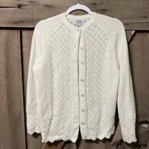 Adorable Vintage Off White Cardigan 🌺
